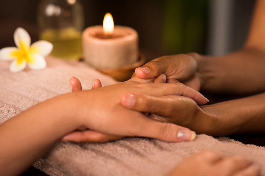 manicure-treatment-male-to-female-massage-in-delhi